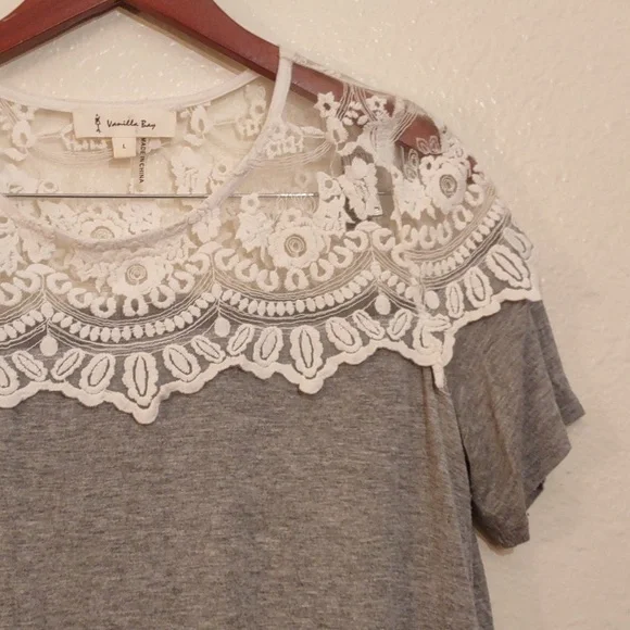 SLIGHTLY USED VANILLA BAY GRAY AND WHITE FLORAL EMBROIDERY SIZE L - Picture 6 of 10